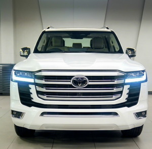 โตโยต้า แลนด์ครุยเซอร์ LC300 ปี 2024 สีขาว รถ SUV 8 ที่นั่ง ภายในตกแต่งด้วยหนัง ไฟหน้า LED เกียร์อัตโนมัติ พวงมาลัยซ้าย ยาง R20 - Product Image 1