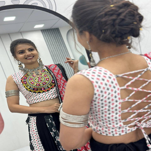 Ensemble Lehenga Choli en pur coton pour femmes, tenue ethnique pour le festival Navratri, travail traditionnel de miroirs, orné à la main, ghagra évasé - Product Image 4