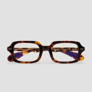 Marco de gafas de sol de cuerno elegante creado con artesanía detallada y materiales sostenibles para amantes de la Moda Ética - Product Image 1