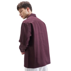 เสื้อเชิ้ตผู้ชายทรงโอเวอร์ไซส์ สีพื้น ผ้าป๊อปลิน แขนยาว ปกคอพับ ป้องกันรอยยับ ใส่ได้ในฤดูใบไม้ร่วง - Product Image 4