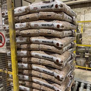 Pellets de Madera Mixta de 8mm de Calidad, Certificados DIN Plus, Aprobados por BSL, Bolsas de Plástico de 15kg, Combustible para Cocina Doméstica, 4500J Calorías, 690 Densidad - Product Image 3