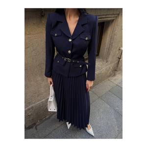 Completo completo Elizabeth giacca Blazer con cintura dorata abbottonata e gonna a pieghe - Product Image 2