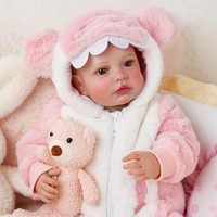 Poupée Reborn Fille Babeside Carina 20 Pouces, Yeux Ouverts, Corps en Tissu, Tenue en Peluche Ours à Câliner