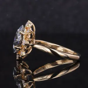 Anillo de compromiso vintage con moissanita gris corte princesa, oro amarillo de 10k/14k, plata, diseño floral en racimo, al por mayor - Product Image 3