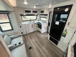FOURNISSEUR DE NOUVELLES REMORQUES DE CAMPING LONGI TITUDE 230FK 2026 East To West À VENDRE - Product Image 3