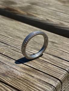 Anillo de acero de Damasco hecho a mano Diseños únicos personalizados Hoja de grado de acero inoxidable de estilo clásico Soporte OEM para su gran día - Product Image 3