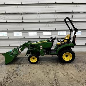 Venta de Tractor John Deere 2025R, Tractor de Ruedas, Cortadora de Césped Utilitaria con Tracción en las 4 Ruedas, Cargador Frontal E-Hydro, Disponible Ahora - Product Image 1