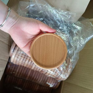 Elegante juego de posavasos de madera rústica para proteger superficies y añadir un toque natural cálido a la decoración - Product Image 1