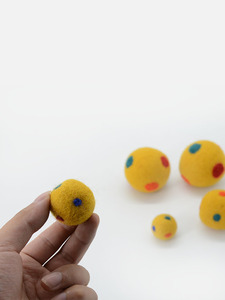 Boule de feutre en laine fait main - Produit pour animaux de compagnie en laine - Produit pour animaux de compagnie le plus vendu - Boules de feutre de couleur jaune - Product Image 4