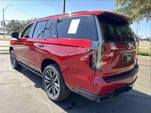 รถ SUV แคดิลแลค สีแดง 7 ที่นั่ง ภายในหุ้มหนัง เกียร์อัตโนมัติ ไฟหน้าแบบฮาโลเจน ยาง R18 เครื่องยนต์เทอร์โบ หลังคาพาโนรามา ขับเคลื่อนซ้าย - Product Image 5
