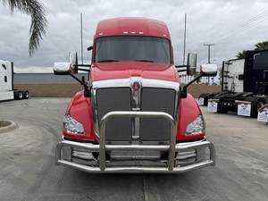 Camion semi-remorque KenworthS T680 2022 d'occasion, très demandé, avec cabine couchette à toit surélevé de 76 pouces, moteur Cummins 450HP, boîte de vitesses Endurant automatique à 12 rapports, faible kilométrage - Product Image 2