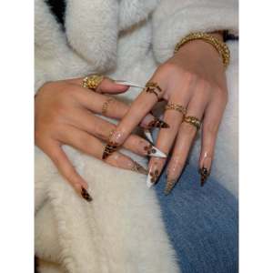 Unghie Finte Effetto Tartaruga Vellutata, Design Elegante per Nail Art con Finitura Vellutata Premium - Product Image 1