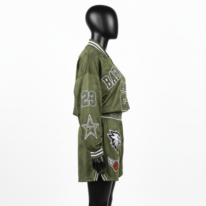 Shorts deportivos de malla transpirable de poliéster premium para mujer, color verde oliva camuflaje, con abertura lateral y logo sublimado. - Product Image 5