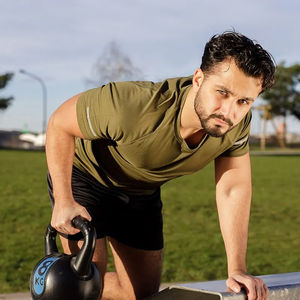 Camiseta transpirable de verano para mujer, antiincrustante teñido con hilo, impermeable, deportes de ocio, estampado en la parte delantera, logotipo, impermeable, de punto en blanco - Product Image 3