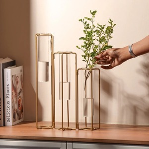 Support de vase décoratif en métal doré avec tubes de verre pour l'affichage de table et l'élégance contemporaine de l'intérieur de la maison - Product Image 5