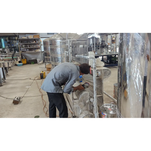 Planta de agua mineral automática 2000BPH 1 año de garantía para bebidas, jugo, cerveza líquida, embalaje, núcleo de engranaje de vidrio plástico PET 220V - Product Image 1