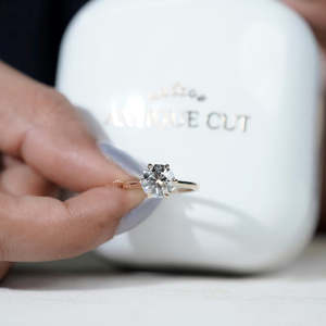 Anillo de compromiso con diamante de corte redondo y solitario de 6 puntas con diamante cultivado en laboratorio - Product Image 6