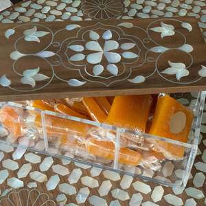Boîte à bonbons en acrylique personnalisée avec couvercle incrusté de coquillages en bois Emballage cadeau élégant pour Ramadan et Eid pour les occasions spéciales - Product Image 4