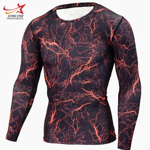 Camisa de compresión deportiva ajustada en seco para hombre, ropa de gimnasio personalizada de poliéster y LICRA para fitness para uso en gimnasio - Product Image 2