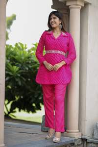 Superbe ensemble de cordons de fête en georgette lourde avec ceinture détachable, col de travail manuel boutons fantaisie Kurti et pantalon crape - Product Image 2