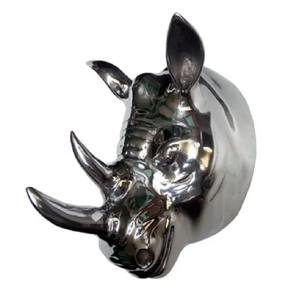 Tête de rhinocéros dorée ornée dans un cadre. Décoration de style vintage complexe. Disponible à prix de gros. - Product Image 2