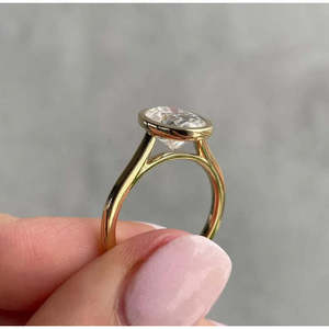 Anillo de Compromiso con Diamante de Laboratorio Certificado por IGI de 2.50 ct, Color D-E-F, Claridad VVSVS, Forma Ovalada, Disponible en Oro o Platino - Product Image 5
