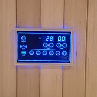 Panneau de commande informatique de style paysager pour sauna infrarouge avec boutons de commande, écran LCD, système audio intégré et interrupteur d'alimentation