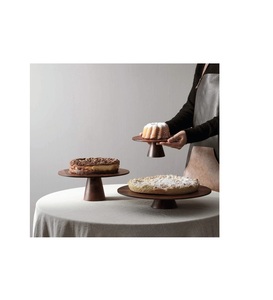 Présentoir à gâteaux en bois élégant conçu pour les boulangers professionnels, les amateurs de desserts à la maison ou les photographes à la recherche de pièces d'exposition intemporelles - Product Image 1