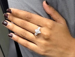 Bague de fiançailles en argent sterling 925 avec moissanite blanche pour femme, sertie de griffes, coupe classique poire brillante, pierre centrale 6x12mm - Product Image 3