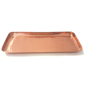 Plateau de service rond en cuivre pur fait à la main avec poignées, finition martelée, plat décoratif pour la maison, le restaurant et la décoration de mariage - Product Image 3