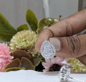 Boucles d'oreilles clous en or blanc 14 carats massif, serties de 2 diamants de laboratoire brillants, style vintage, certifiées IGI, Nouvel An - Product Image 2