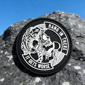 Patch en PVC « Hang in There It Gets Worse » avec motif de crâne, noir et blanc, en caoutchouc souple, pour sacs, vestes, chapeaux et accessoires - Product Image 2