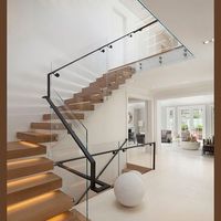 Cette Escalier Flottante Personnalisée en Bois d'Ingénierie Utilise une Structure de Poutre Laminée Cachée pour Créer l'Illusion de Marches Flottantes