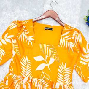 Hermoso vestido de verano con estampados de tela pura y rica con patrones de flores de colores únicos - Product Image 3