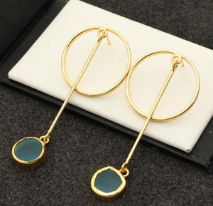 Boucles d'oreilles pendantes géométriques plaquées or 18 carats faites à la main avec chalcédoine bleue, bijoux modernes minimalistes pour femmes - Product Image 3