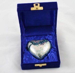 Urne en forme de cœur pour adultes en aluminium 100% de taille compacte et bien complétée pour les acheteurs en gros - Product Image 4