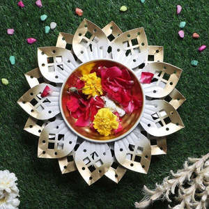 Majestic Glow Gold Rustic Urli avec Diya Pour une ambiance festive Rustic Gold Beauty The Perfect Urli with Diya - Product Image 1