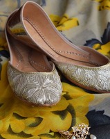 Khussa de luxe doré clair avec détails dorés, tissu écologique, durable, de haute qualité, personnalisable, design tendance pour femmes