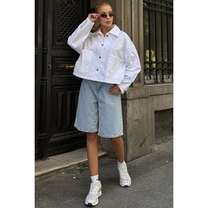 Giacca in Denim Oversize da donna con doppie tasche e giacca alla moda con chiusura a bottoni - Product Image 2