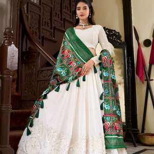 Magnifique Lehenga Choli en Georgette avec travail de miroir en papier de Lucknow de couleur blanche - Product Image 1