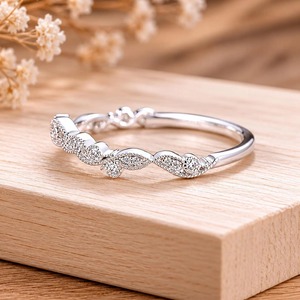 Bague de Mariage Élégante en Or Massif 14K Certifiée IGI, Diamant de Laboratoire Taille Ronde Brillante, Motif Feuille Chevron Vintage, 0.18 Ct E-F VS - Product Image 5