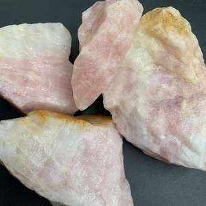 Quartz rose naturel brut, cristal de quartz rose, pierre de guérison, spécimen minéral, objet de collection et d'exposition - Product Image 1