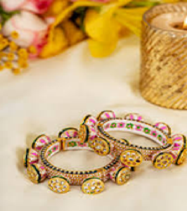 Bracelets de couleur or avec des motifs floraux complexes et accents de pierre rouge. Bijoux indiens traditionnels. Disponible au prix de gros - Product Image 3