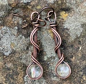 Boucles d'oreilles en cuivre d'art tribal fabriquées à la main pour les mariages avec finition oxydée et inspiration traditionnelle de la mode indienne - Product Image 2