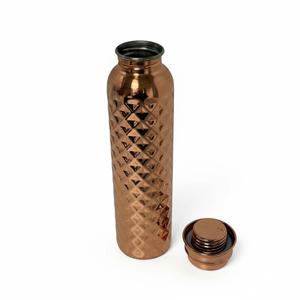 Botella de Metal Duradera con Diseño de Pirámide Único - Product Image 3