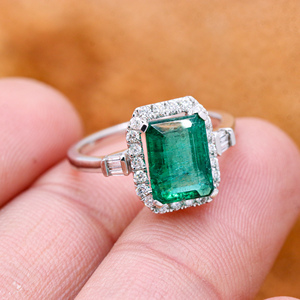 Bague en or blanc 18 carats avec pierre précieuse émeraude taille émeraude certifiée IGI et diamant, bijoux de mode pour femmes, Memoria Jewels - Product Image 4
