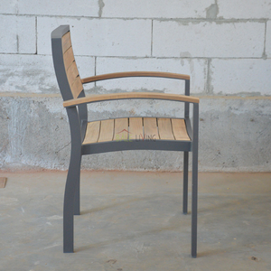 Chaise de salle à manger grise avec accoudoirs Cattalina Design minimaliste en bois massif élégant et pratique pour un look moderne - Product Image 3