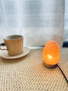 2024 the Tranquility USB para el espacio de meditación y la iluminación suave Lámpara de sal de forma natural Lámpara halógena Lámpara de mesa - Product Image 4