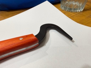 Cuchillo de Precisión para Pezuñas Equinas |   Cuchilla Negra Curva con Empuñadura de Madera Dura |   Suministros para Herradores - Product Image 2