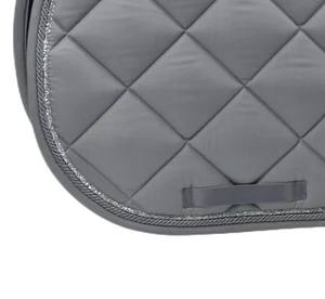 Tapis de selle matelassé en losanges respirant pour chevaux, offrant des performances optimales et un confort supérieur, avec emballage personnalisé pour l'équilibre du cavalier et du cheval - Product Image 2